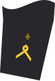 Dienstgradabzeichen eines Hauptbootsmannes (50er Verwendungsreihe) auf dem Unterärmel der Jacke des Dienstanzuges für Marineuniformträger
