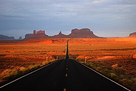 Amanecer en Monument Valley Utah, U.S. Route 163.