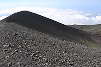 山頂部の登山道、右側に宝永火口