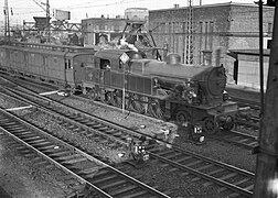 Een NS 6000 met rijtuigen op het emplacement aan de oostzijde van het N.S.-station Amsterdam C.S. (13-12-1940)