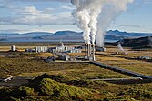 Centrale électrique rejetant de la vapeur dans l'air.