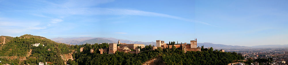 Vista panorámica da Alhambra con Serra Nevada ó fondo.