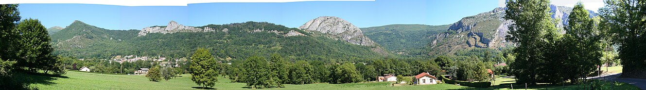 Vue panoramique de la basse vallée de la Courbière dans les Pyrénées françaises.