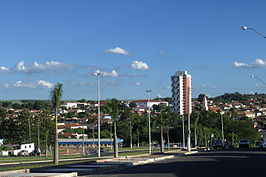 Centrum van Agudos gezien vanaf de hoofdweg Via de Acesso Carvalho Pinto