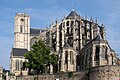 The East End of Le Mans Cathedral shows a ring of chapels or chevette, the clerestory windows, and flying buttresses. The transept has towers on it.