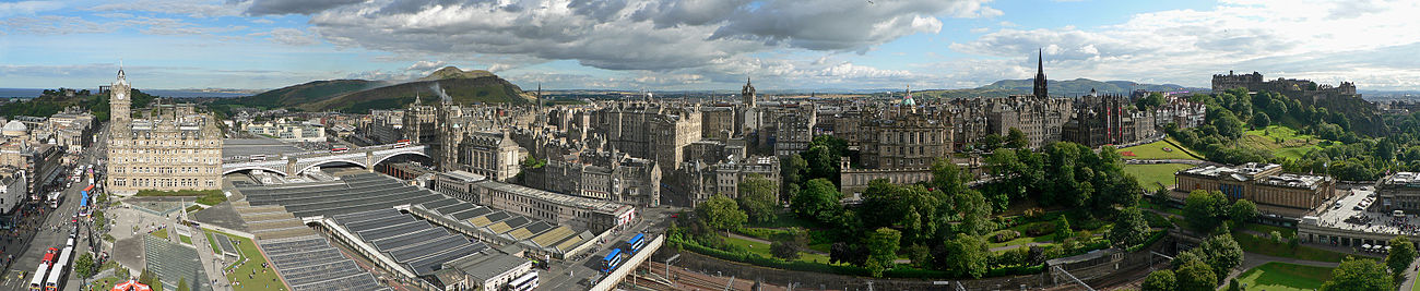 Edinburgo hiriko erdigunea Scott monumentua dorrearen goialdetik ikusita, tartean Balmoral hotela, North Bridge zubia, Edinburgheko Waverley tren geltokia, Edinburgheko Hiri Zaharra, Edinburgheko gaztelua, Princes Street Gardens parkea, Eskoziako Galeria Nazioala eta Eskoziako Errege Akademia daude.