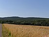 Blick vom Bottigtal bei Friedrichsdorf zur Gickelsburg (hinten) und zum Hesselberg (vorne)