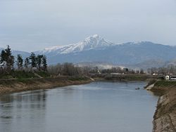 Изглед към река Пеней и планината Оса.