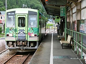 九頭竜湖駅に停車中のキハ120形気動車 （2012年9月）