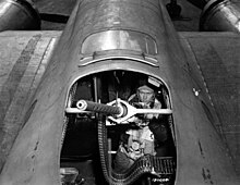 Хвостовой стрелок верхней полусферы с 12,7-мм пулемётом Browning AN/M2 на бомбардировщике Boeing B-17; 1943 год.