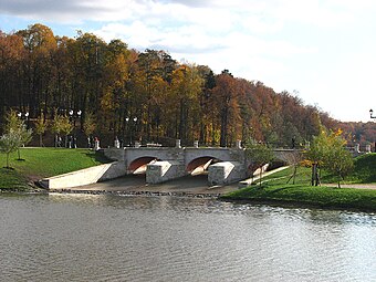 Плотина, разделяющая Верхний и Средний пруды