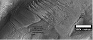 HiWish计划下高分辨率成像科学设备拍摄的塞壬高地一座陨坑中的冲沟。