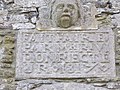 Inscription sur la façade de la chapelle Saint-Sauveur.