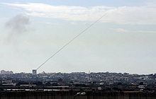 En Qassam-raket avfyrades från ett civilt område i Gazaremsan mot södra Israel, januari 2009.