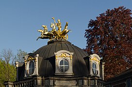 Cuadriga con Apolo (1969), de Richard Stammberger y Bernhard Krauss, en el Templo del Sol del Hermitage, en Bayreuth