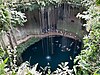 Cenote fürdő turistákkal