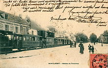 Carte postale de 1905 montrant un train de l'Arpajonnais à Montlhéry, tractée par la locomotive bicabine n°17 et composé de voitures de nombreux types, dont une à impériale