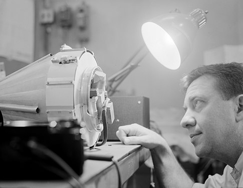 Van Allen examine la charge utile d'une sonde spatiale Pionneer (1959)