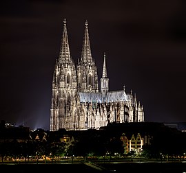 Vue nocturne de la cathédrale de Cologne (Rhénanie-du-Nord-Westphalie). (définition réelle 7 316 × 6 823)