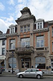 Façade du café de la Ruche Verrière, bâtie en 1926[24].