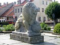 Leeuw, op het raadhuisplein van Olsztynek, die bij de toegangspoort van het monument gestaan heeft