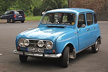 Une voiture bleu ciel vue de trois quarts.