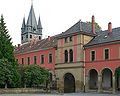 Schlossinnenhof mit Kirche im Hintergrund