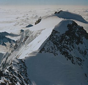 La pointe Gnifetti, à l'arrière de la pointe Zumstein, depuis la pointe Dufour.