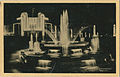 Dobová pohlednice znázorňující svítící fontánu a výstavní haly s neonovým světlem