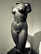 フランスの彫刻家マイヨールによる、「Torso of Venus ヴィーナスのトルソー」。マイヨールは、ひとりの女性をモデルとしてこうしたブロンズ像を作り出��たわけではない、と言う[5]。（もちろん、モデルたちをアトリエに呼んでさまざまな作業もするが）モデルの肉体そのもののままの形で彫刻を作るのではなく、モデルの肉体は一種のモチーフとして使って、こうしたブロンズ像を生みだしている[5]。