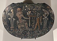 Menat-nyaklánc részlete: szertartás Szahmet szobra előtt, két oldalán Uadzset és Nehbet (i. e. 870, (Berlin, Altes Museum, katalógusszám: 23733)
