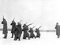 Angehörige des 9th Engineer Battalion bei einer Beerdigung gefallener Kameraden am 22. Januar 1945.