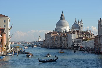 Barokní bazilika Santa Maria della Salute na pravém břehu kanálu Grande s gondolou v Benátkách