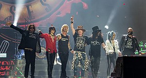 Guns N' Roses v roce 2017. Zleva: Dizzy Reed, Richard Fortus, Duff McKagan, Axl Rose, Slash, Melissa Reese a Frank Ferrer.