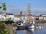 Le Marité amarré au quai Ernest Renault (à coté du quai de la Fosse). L'île de Nantes est à droite. La grande tour située un peu plus au fond de l'image est la tour Bretagne.