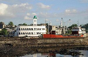 Pusat kutha Moroini, Kutha krajan Komoro, lan Masjid Pusat uga Pelabuhan. Foto déning Sascha Grabow.