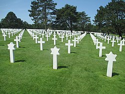 שלושה קברים של חיילים יהודים בבית הקברות האמריקאי בנורמנדי