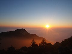 山东的泰山为五岳之首，亦为符合最多标准的世界遗产。图为从瞻鲁台上看到的日出之景