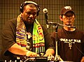 Afrika Bambaataa (l.)