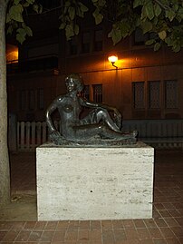 Dona asseguda, a la plaça de Vila Arrufat de Sabadell