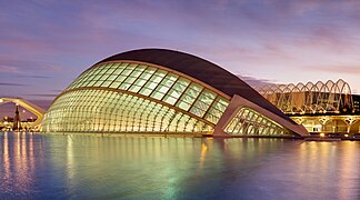 L'Hemisfèric en la Ciudad de las Artes y las Ciencias, Valencia por Santiago Calatrava, 1998.