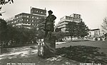 Staty av Johannes Brun på det som nu heter Johanne Dybwads plass, omkring 1940. Statyn flyttades senare flyttet till Bankplassen.