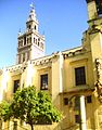 Giralda seperti yang terlihat dari dinding luar "Patio de los Naranjos".