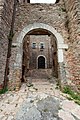 La porta delle mura defensive di Macerino