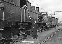 NS 6006 tijdens rangeren op het emplacement te Roosendaal (1950)