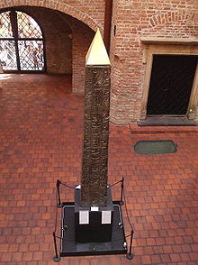 Obelisk RamzesaII Pałac Gorkow Poznan.jpg