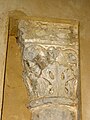 Croisillon sud, chapiteau roman engagé dans le mur.
