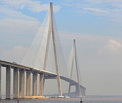 Le pont de Sutong qui relie Nantong à Suzhou était un des plus longs ponts à haubans lorsqu'il a été achevé en 2008.