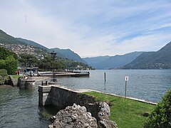 Embarcadère et piscine sur le lac au fond.