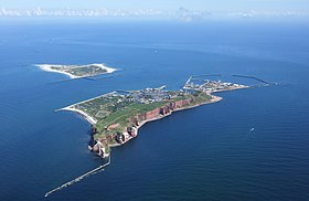 Vue aérienne de Heligoland depuis le nord-ouest avec l'île de Düne en arrière plan.